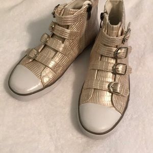Ariana Fashionable distressed gold sneakers sz6